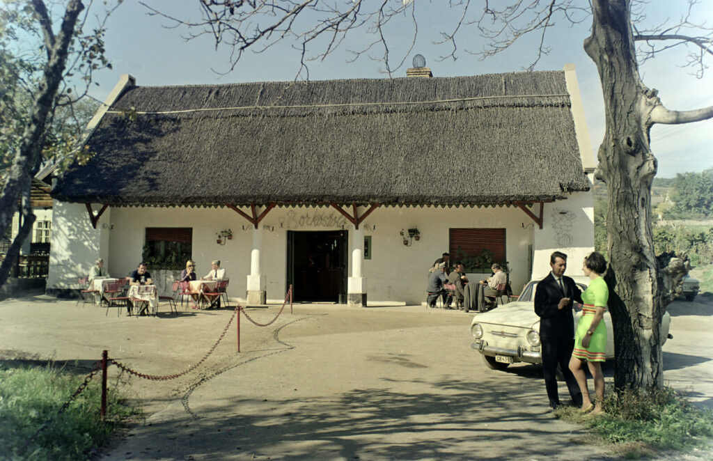 Ungarn, 1969, Plattensee, Révfülöp die Weinverkostung der Béke Tsz Birkacsárda in Kővágóörs - Bildquelle: Fortepan 120889 / Inkey Tibor