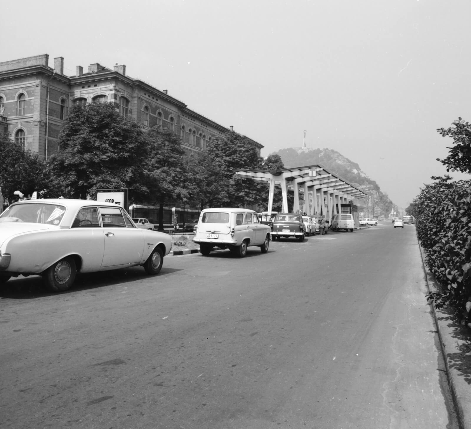 Hungary, 1966. Budapest XI. Műegyetem rakpart, petrol station. - Image source: Fortepan 252275 / FŐMTERV / Domonkos Endre