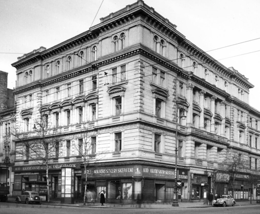 Ungarn, 1955Budapest VI. Andrássy út (Straße der Volksrepublik) - Ecke Nagymező utca. Der Budapester Tanzpalast auf der linken Seite des Eckhauses, daneben das Budapester Operettentheater.