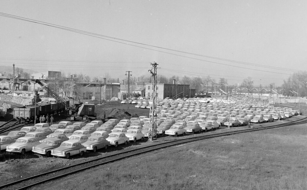 Ungarn, 1966, Budapest XXI Csepel, das Depot der Merkur Passenger Car Sales Company aus einem HÉV-Zug heraus gesehen. Bildquelle: 178430 Fortepan / Sándor Bojár