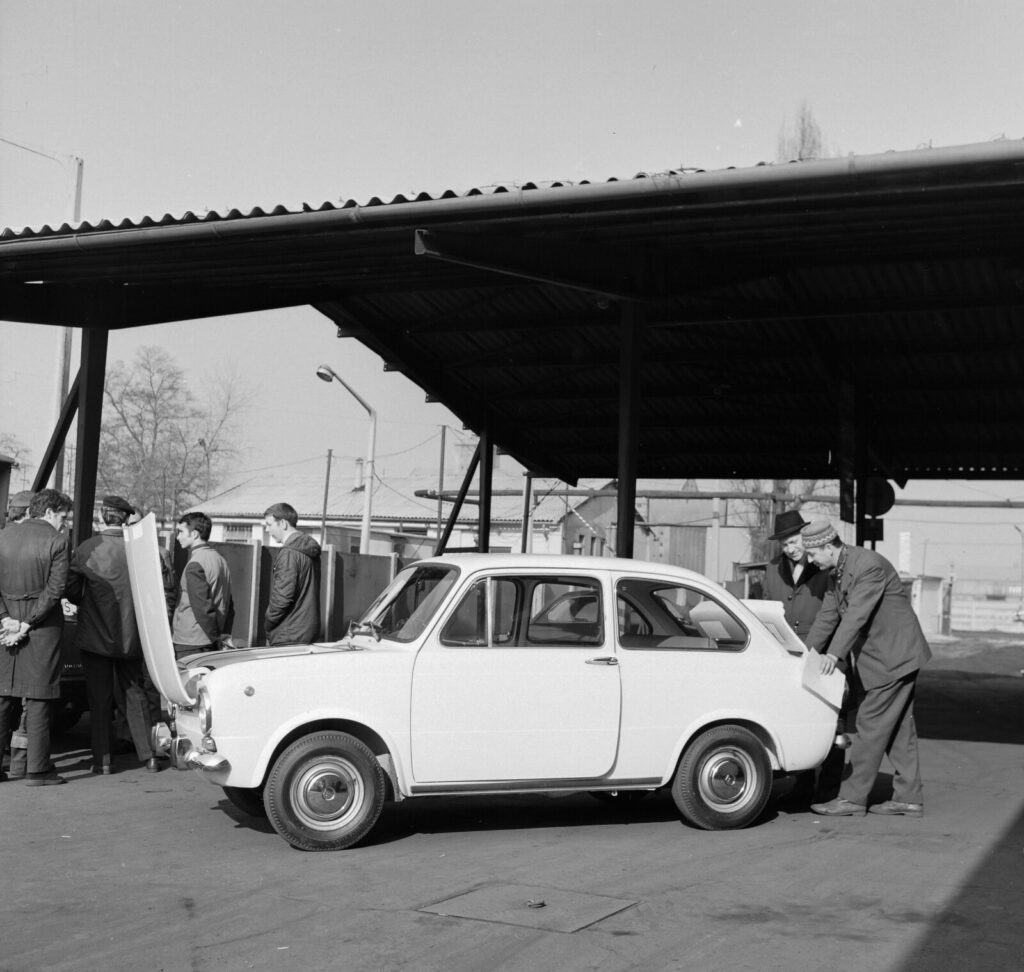 Ungarn, 1970, Budapest XXI. Csepel, die Merkur-Personenwagen-Vertriebsgesellschaft. Bildquelle.