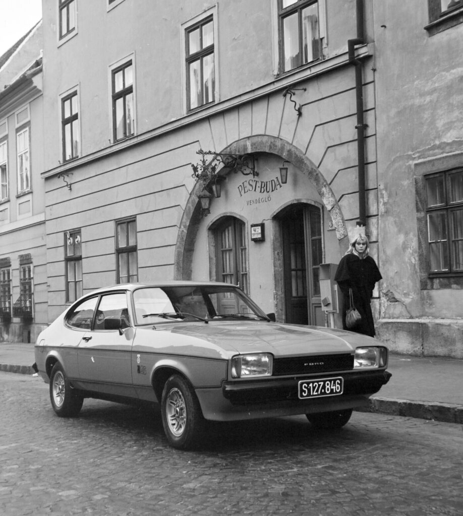 Ungarn-1976-Budapest-Budapest-Budapest-Vár-Fortuna-utca-3-Pest-Buda-vendéglő-A-Ford-Capri-car-behind-Méhes-Marietta