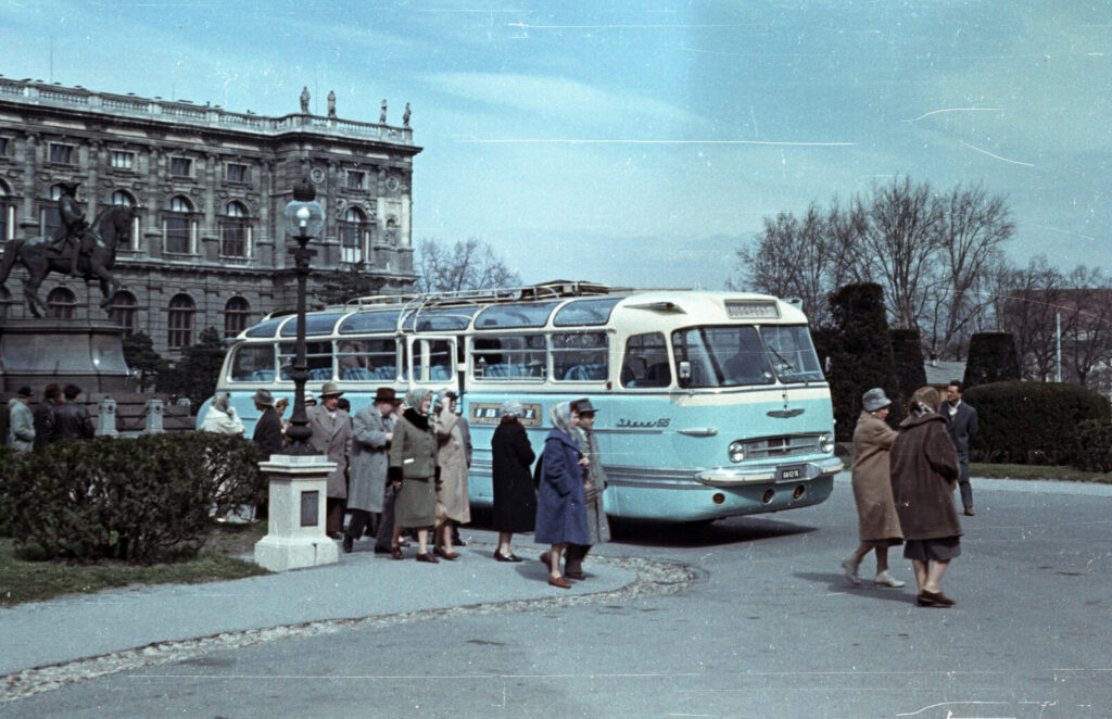 ikarus-55-1962-wien-maria-theresien-platz-fortepan-201735-jakab-antal